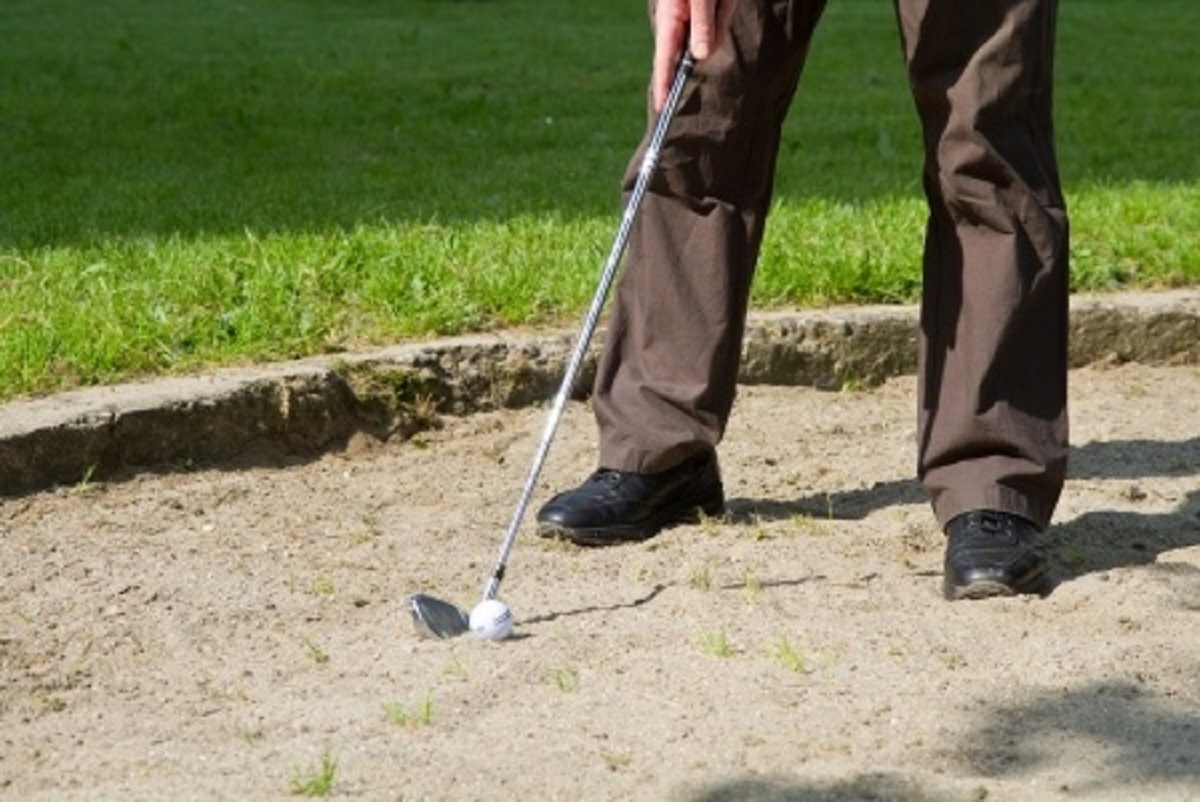 余計に厄介な 夏ゴルフのバンカーショット 異なる砂の状態 に要注意 ゴルフ動画マガジン Golfes