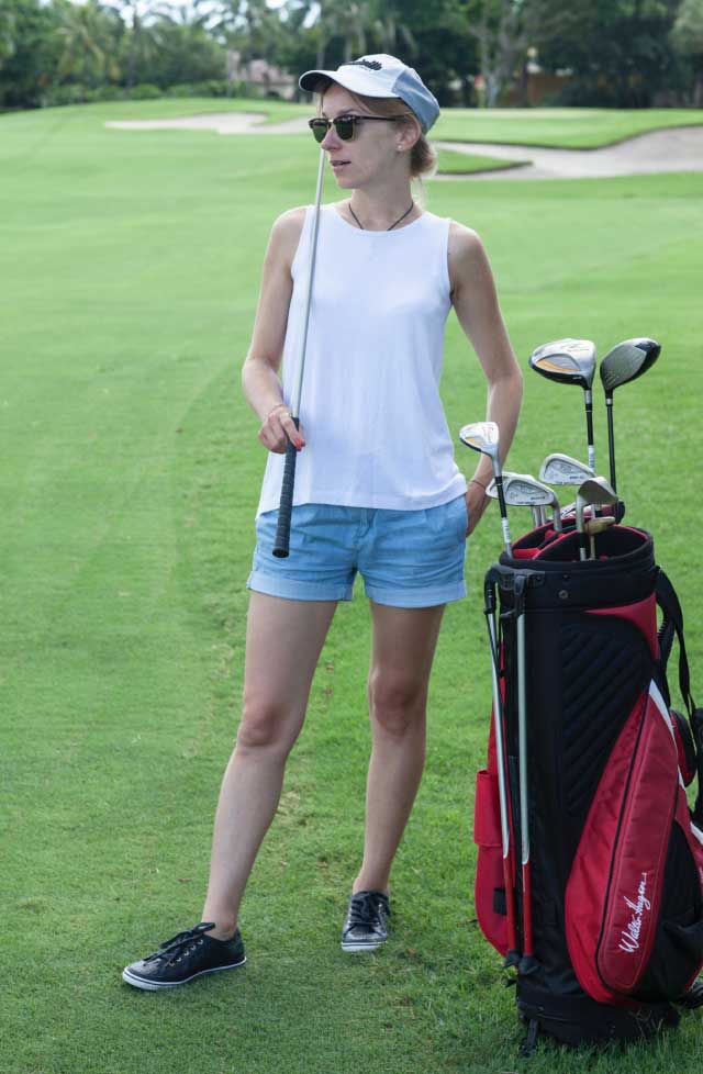 ゴルフウェアを着る女性